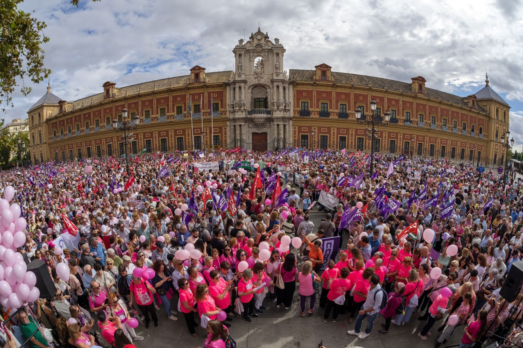 Una imagen de la masiva protesta frente al Palacio de San Telmo en Sevilla por los fallos en los cribados de cáncer.
