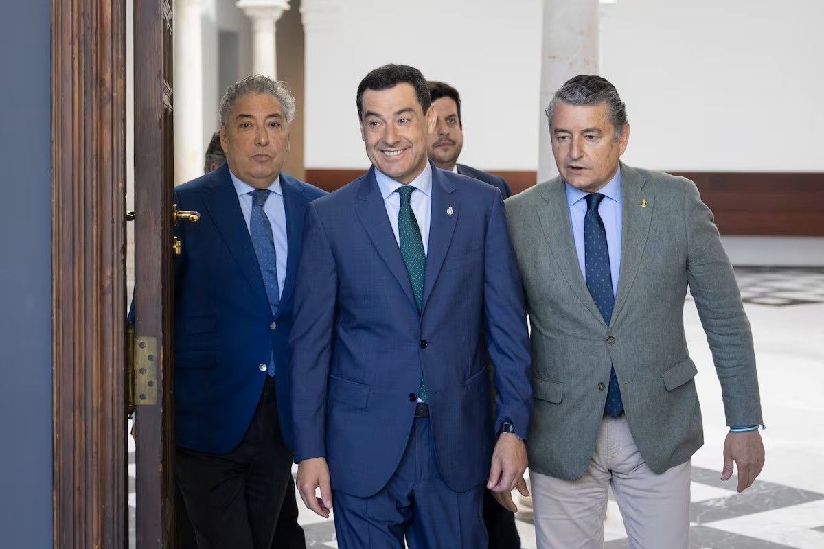 Juanma Moreno junto a su equipo de confianza.