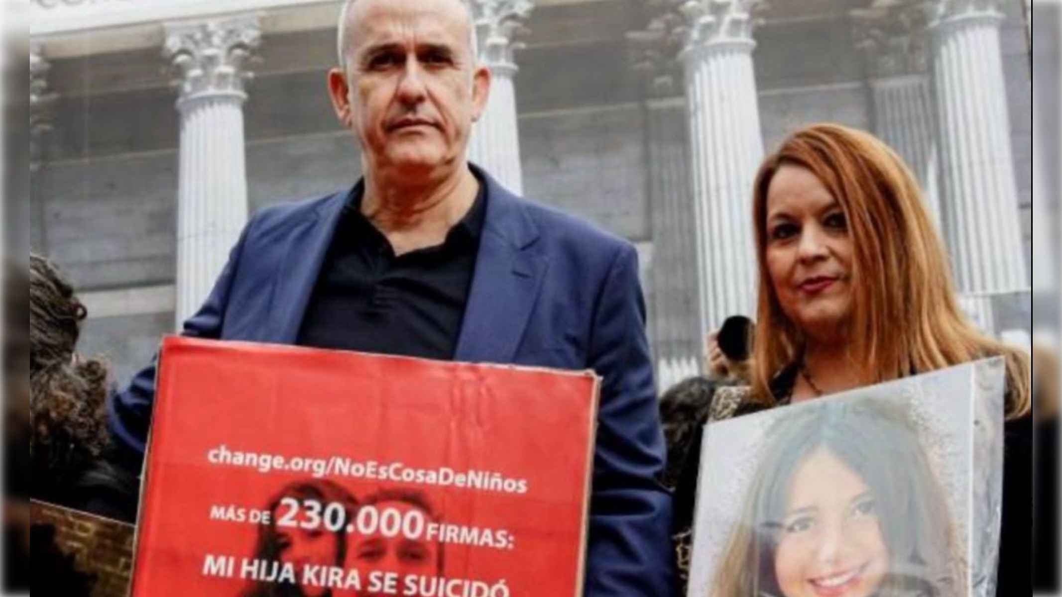 José Manuel y María José, padres de Kira, a las puertas del Congreso de los Diputados.