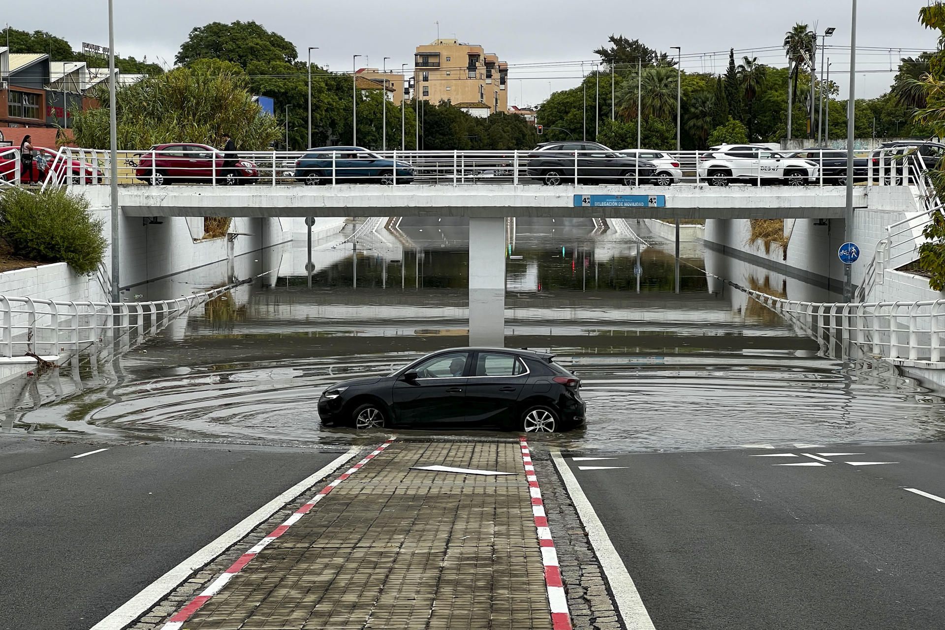 Uno de los túneles de Sevilla completamente inundados.