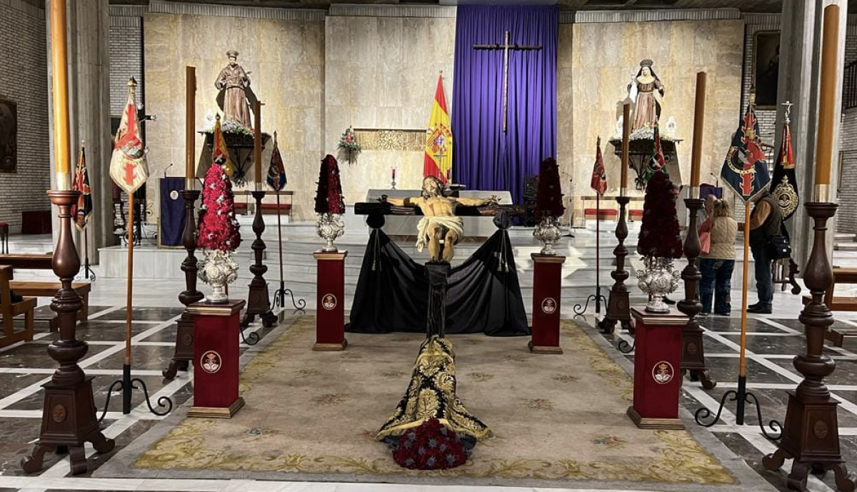 El Cristo de la Defensión en besapies en el interior de los Capuchinos. 
