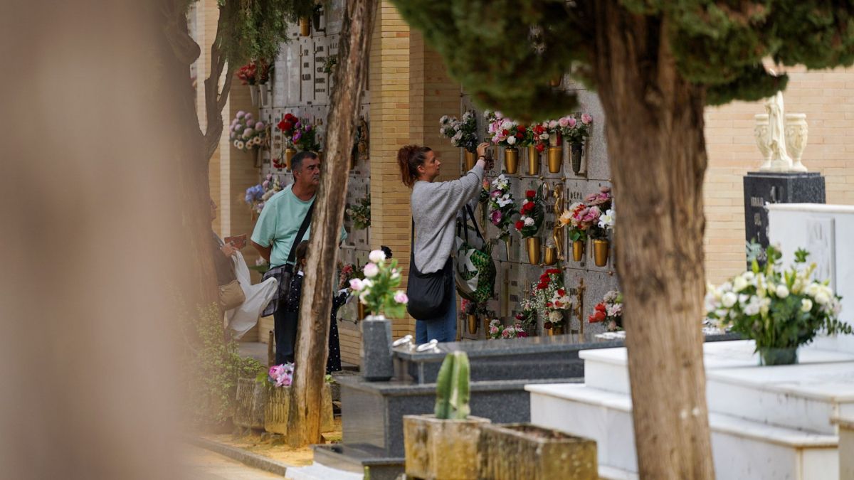 La Voz Del Sur   Cementerio San Fernando (Sevilla) Dia de Todos los Santos y Dia de Difuntos 04