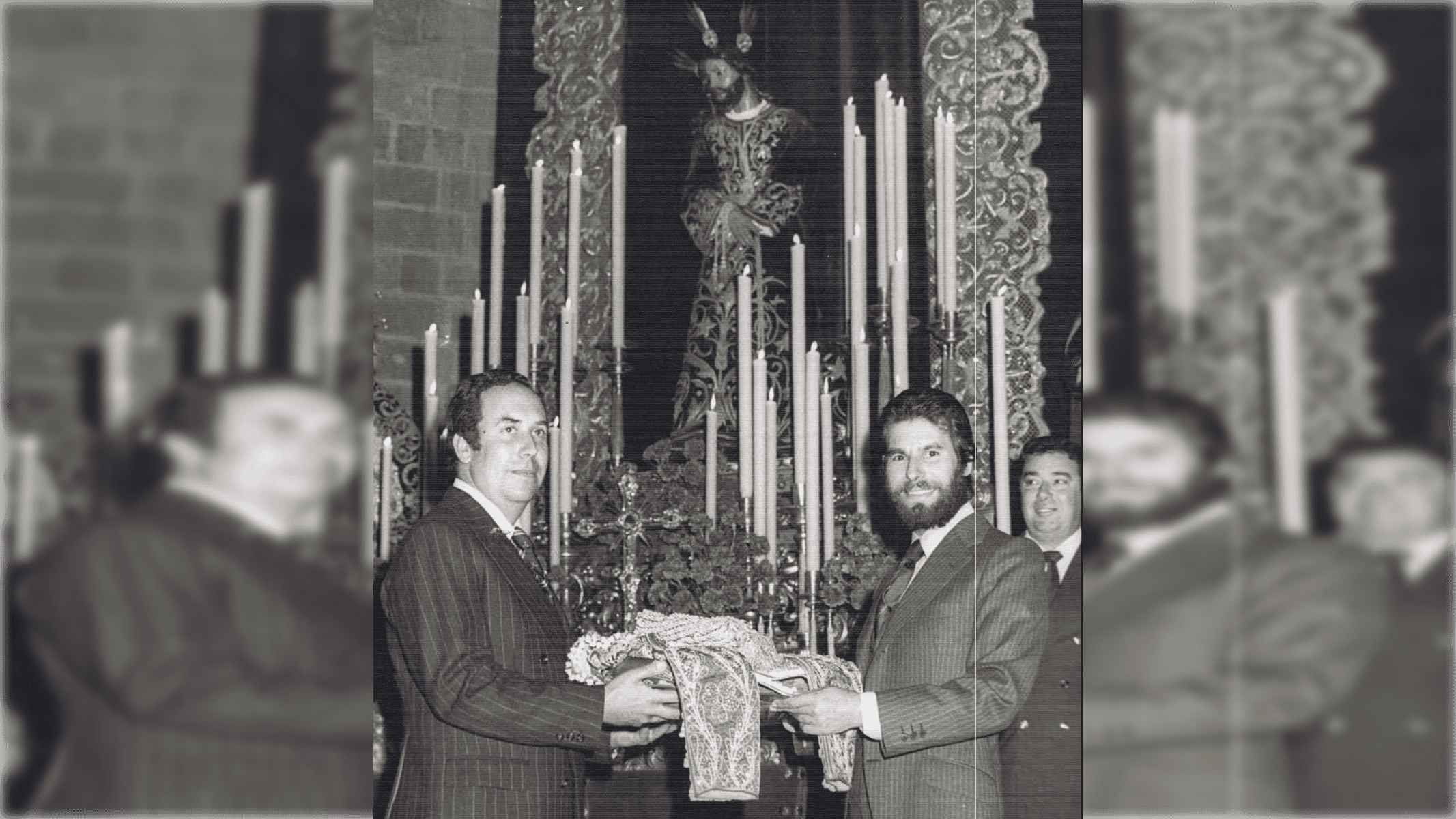 Imagen compartida en redes por Francisco José Ramírez en la que Rafael de Paula dona un traje de luces a la Hermandad del Prendimiento.
