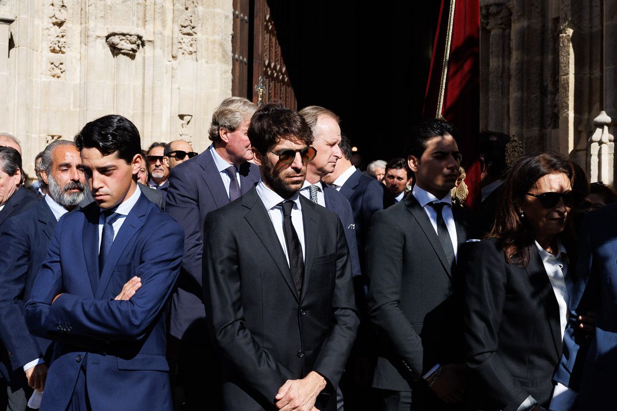 Cayetano Rivera en el momento de despedir al féretro de Paula en Jerez