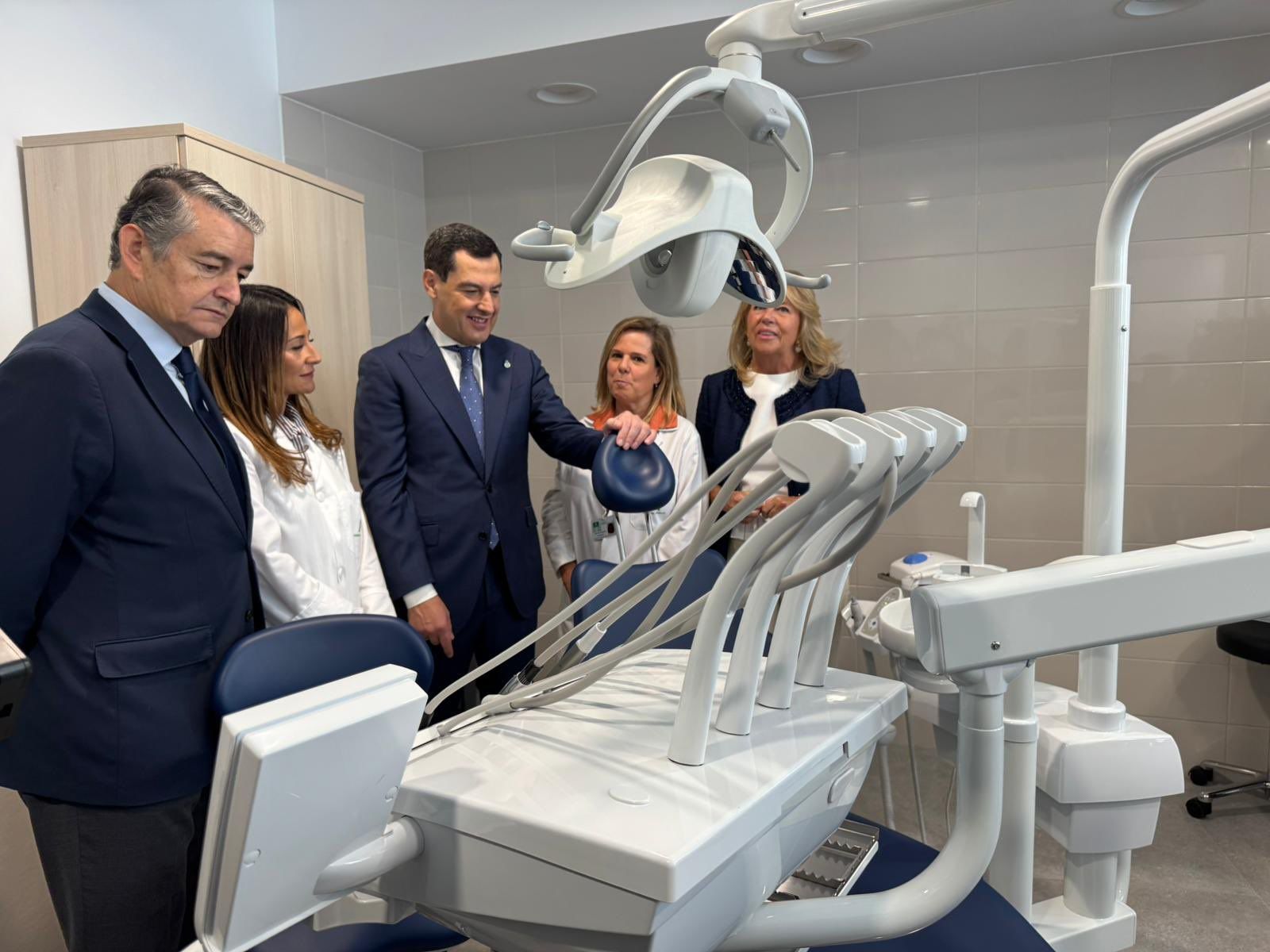 El consejero Antonio Sanz, con el presidente Juanma Moreno, en la inauguración del centro de salud Ricardo Soriano de Marbella.