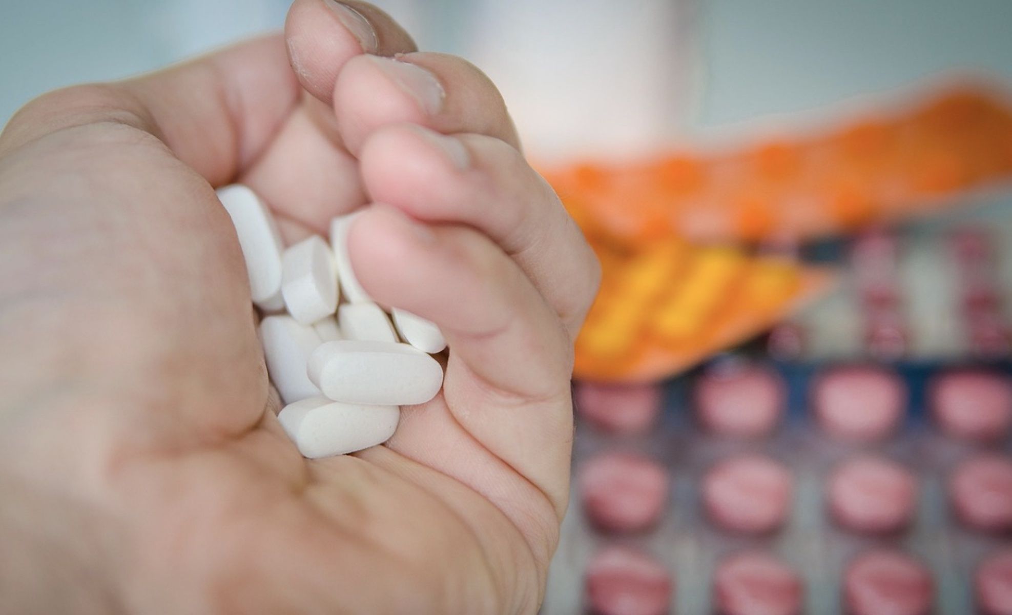 Pastillas en mano. España suprimirá los grandes envases de antibiótico.