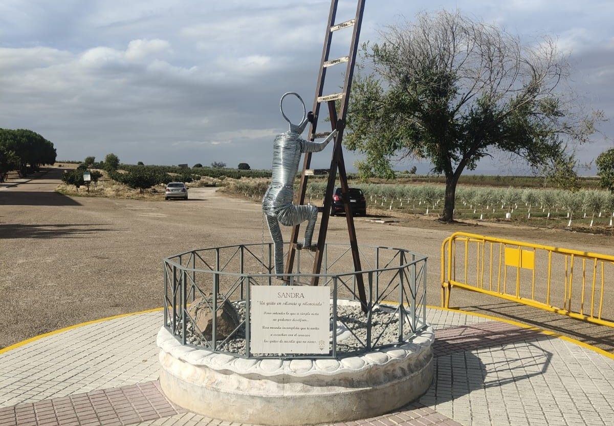Monumento a Sandra Peña en Badajoz.