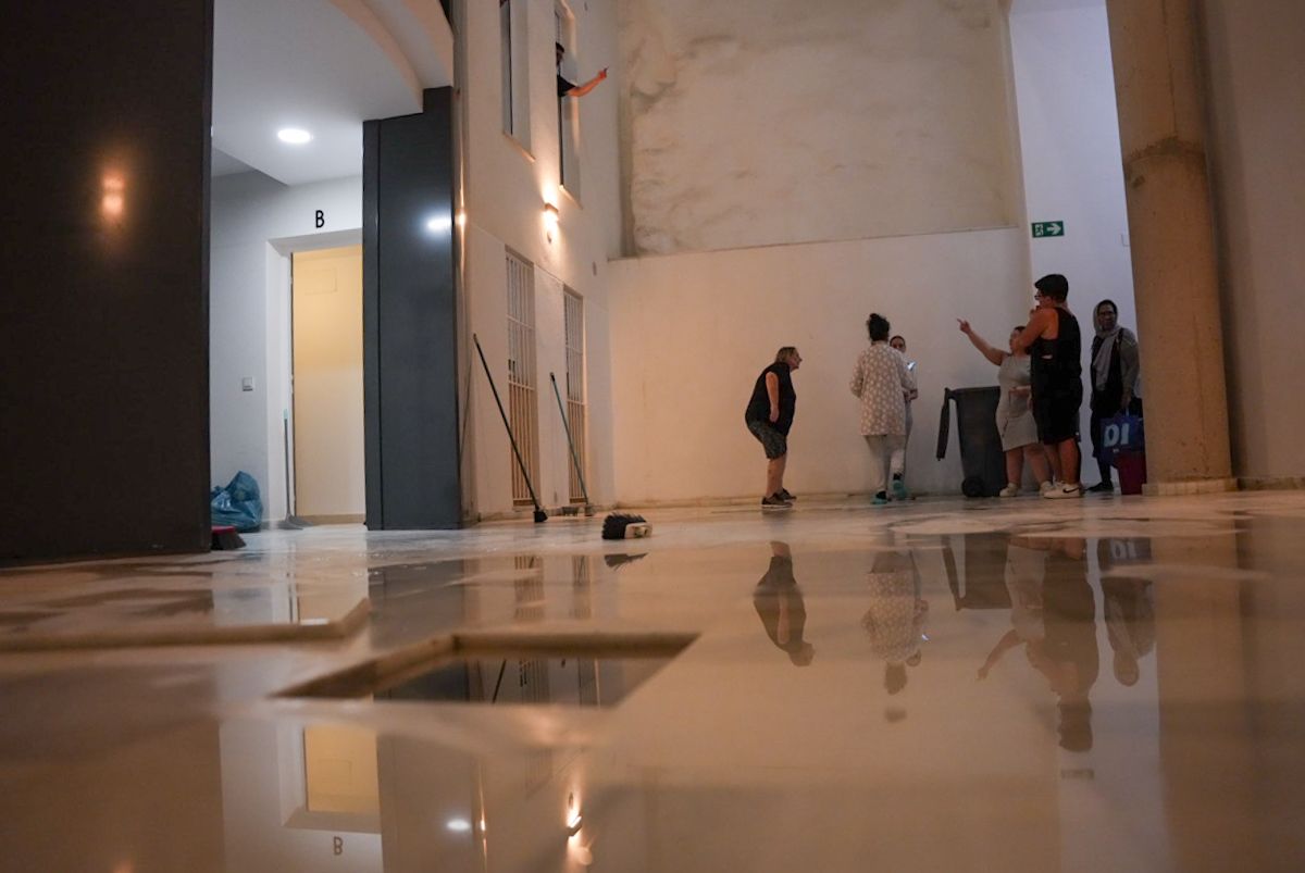 El estado del patio, con agua en el suelo y la arqueta abierta.