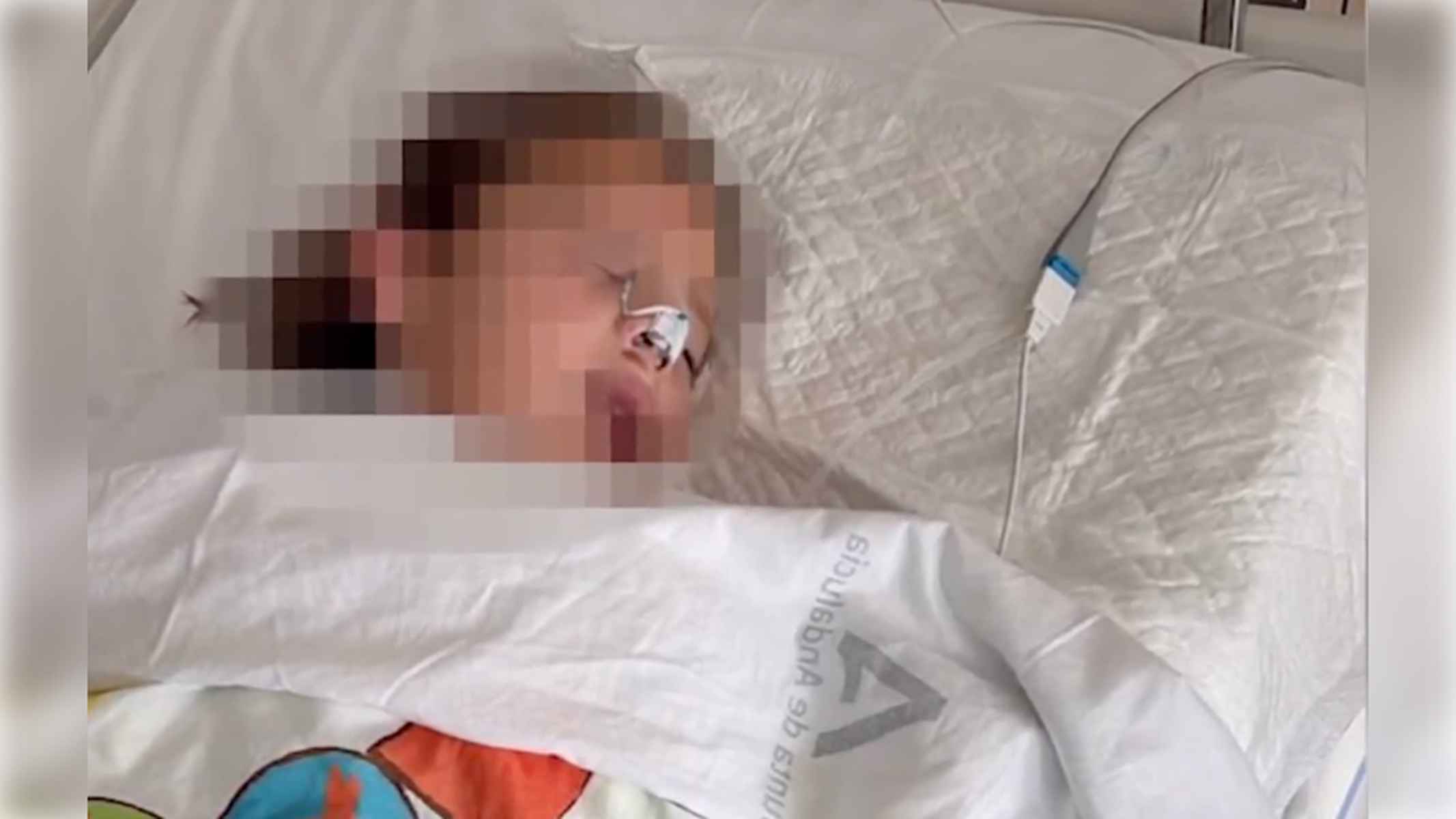 La pequeña de 7 años, tras ser hospitalizada.