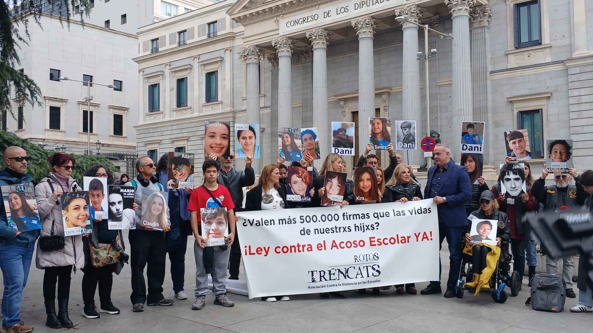 Manifestación a las puertas del Congreso de familias de víctimas de la violencia escolar.