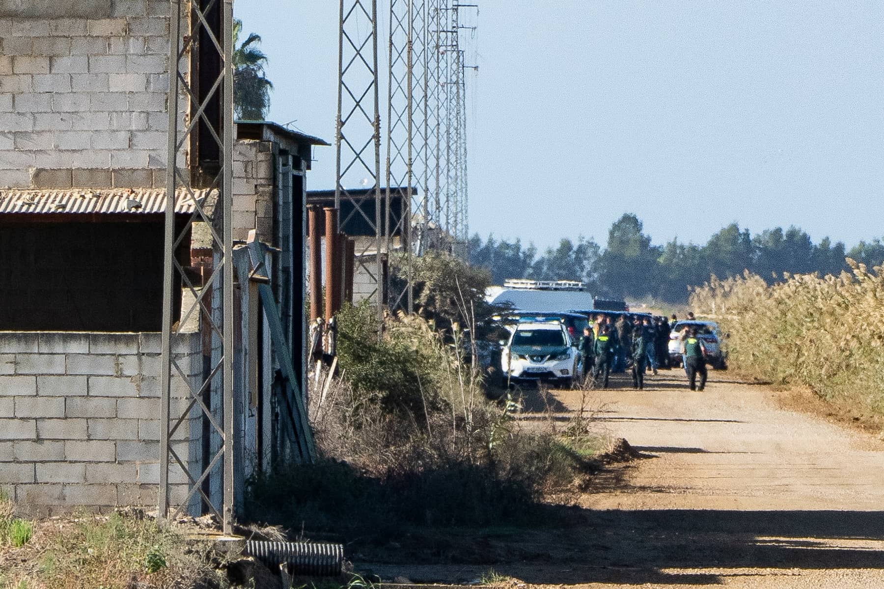 El operativo frente a la nave donde se han atrincherado.
