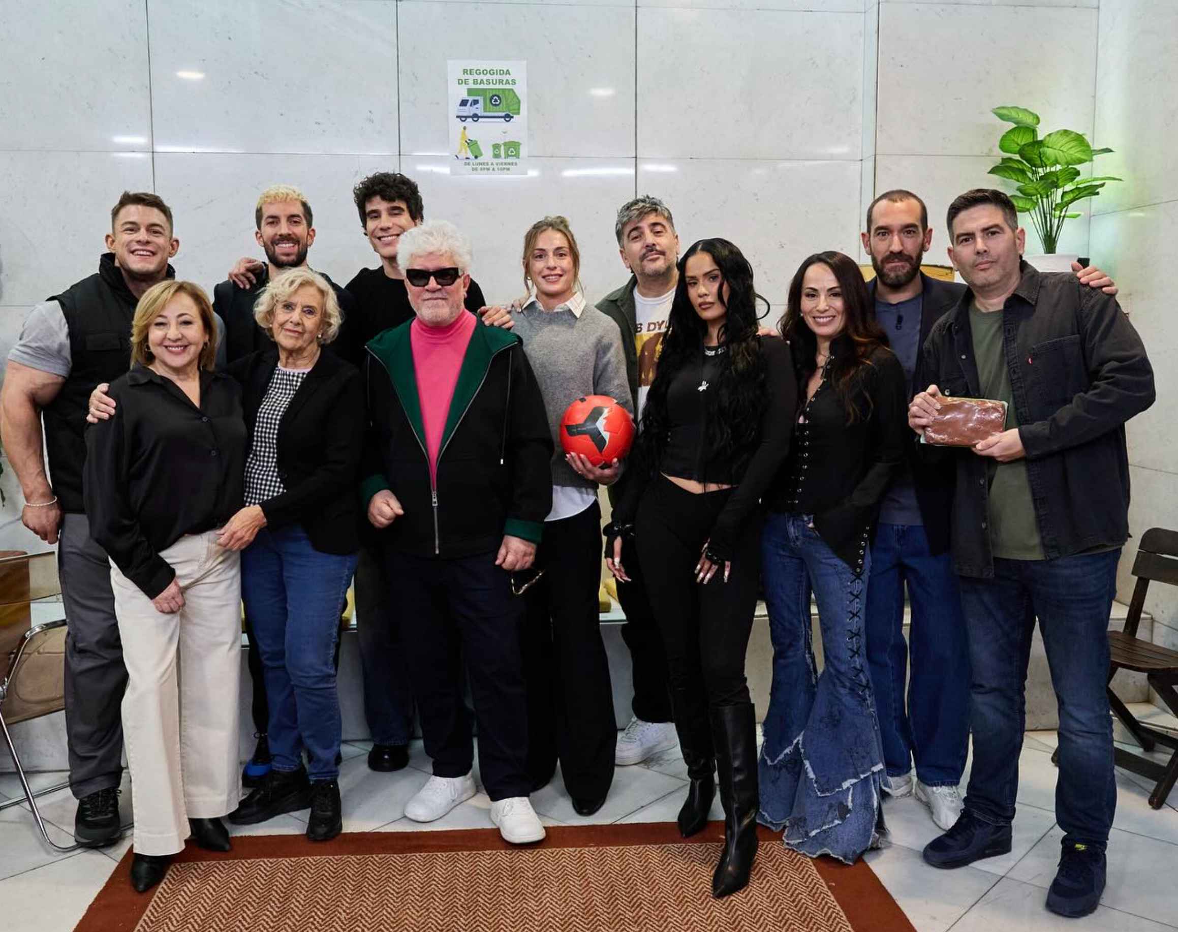 La peculiar 'junta de vecinos' de 'La Revuelta'.