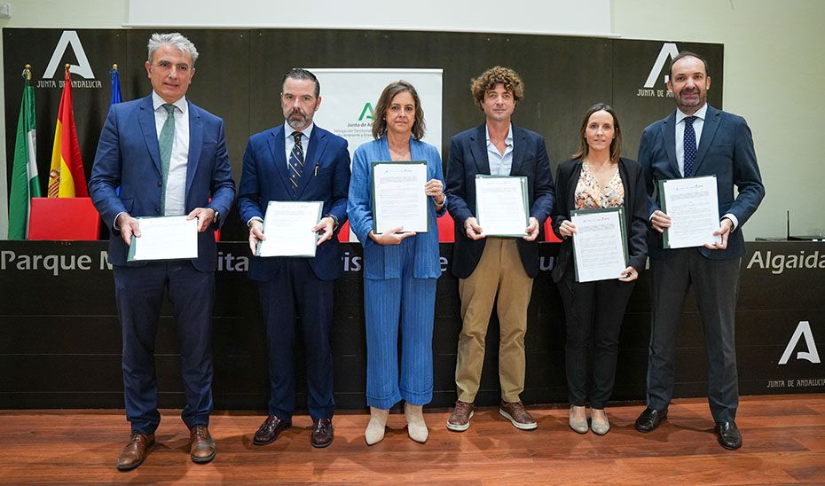 Foto de familia tras la firma del convenio de colaboración. 