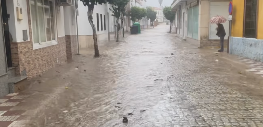 El agua desbordada del barranco, corriendo por las calles de Nerva.