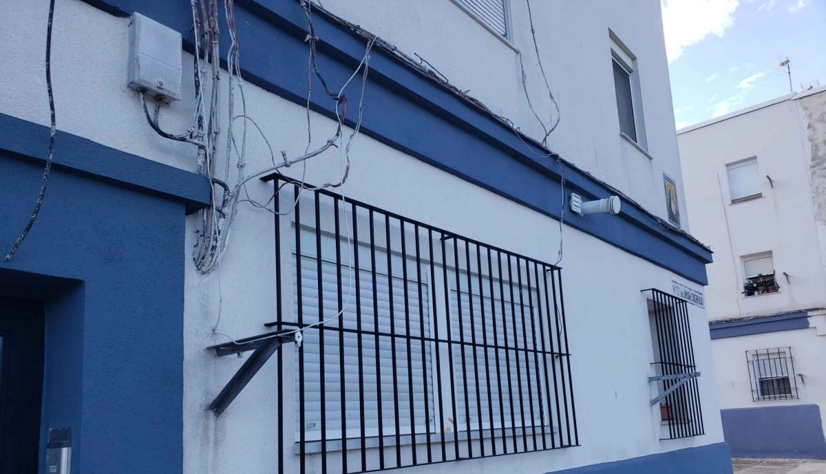 Cables desprendidos en un bloque de La Asunción.