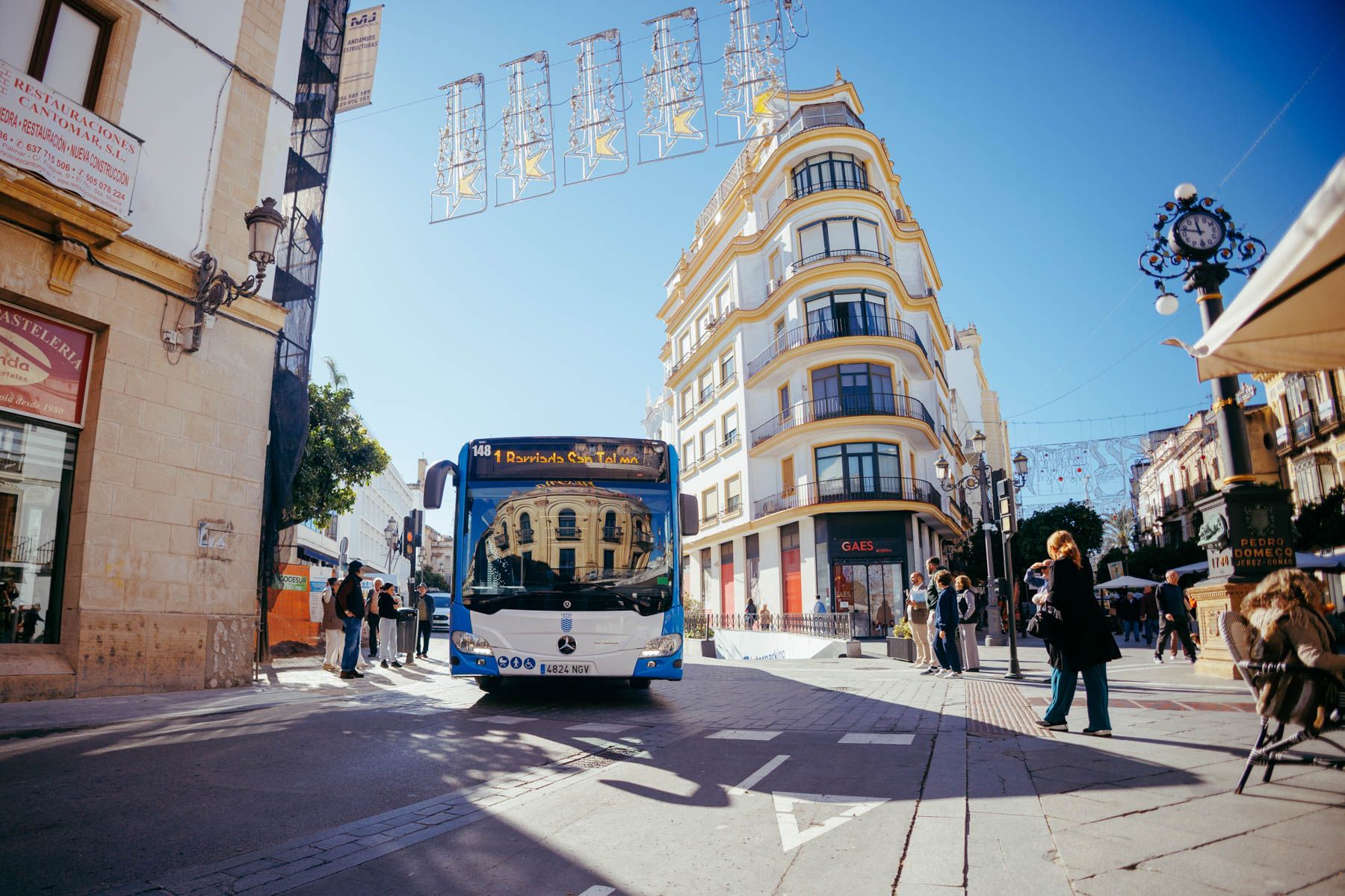 Uno de los autobuses urbanos de Jerez, circulando por calle Santa María. 