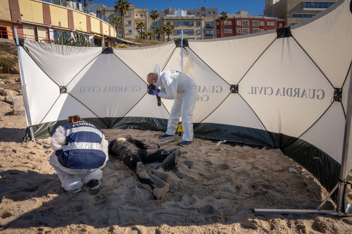 Identificación forense en un momento del simulacro, sobre la playa.