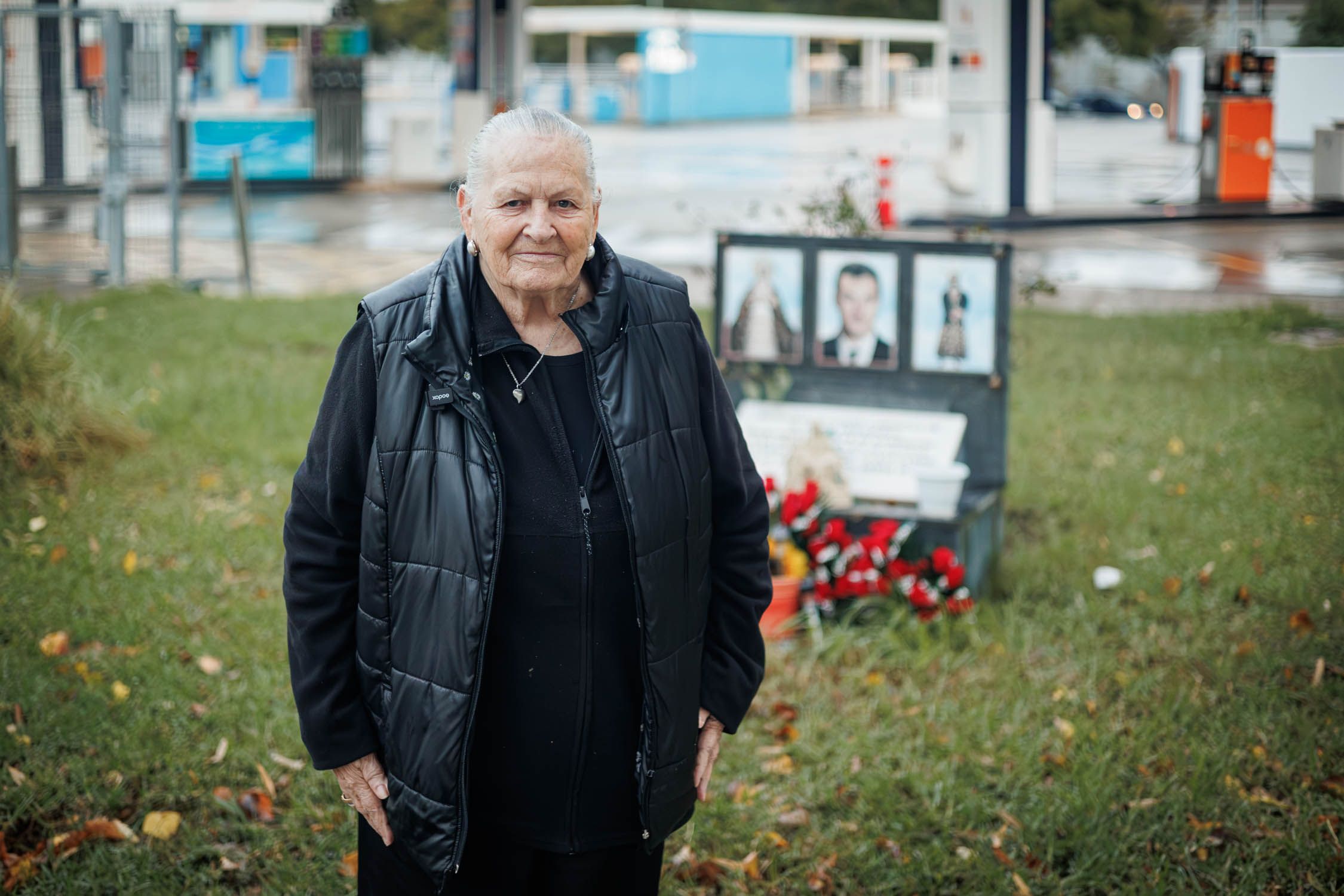 Antonia Castro, frente al monolito en Martín Ferrador que recuerda a su hijo Juan Holgado, ante la gasolinera donde lo asesinaron.