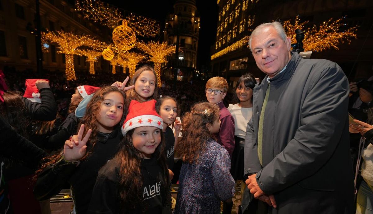 El alcalde, Antonio Sanz, junto a unas niñas.