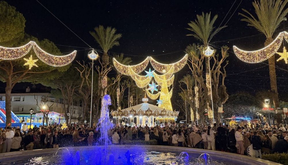 Alumbrado navideño en la a Alameda Alfonso XI de San Roque.