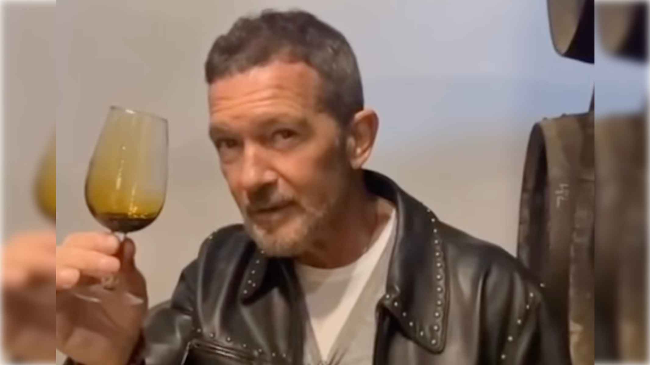 Antonio Banderas, con el vino de 1728 que ha disfrutado a su paso por Jerez.