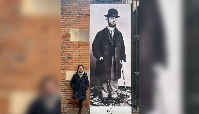 Manolo Romero, en Albi, en la puerta del museo Toulouse-Lautrec.