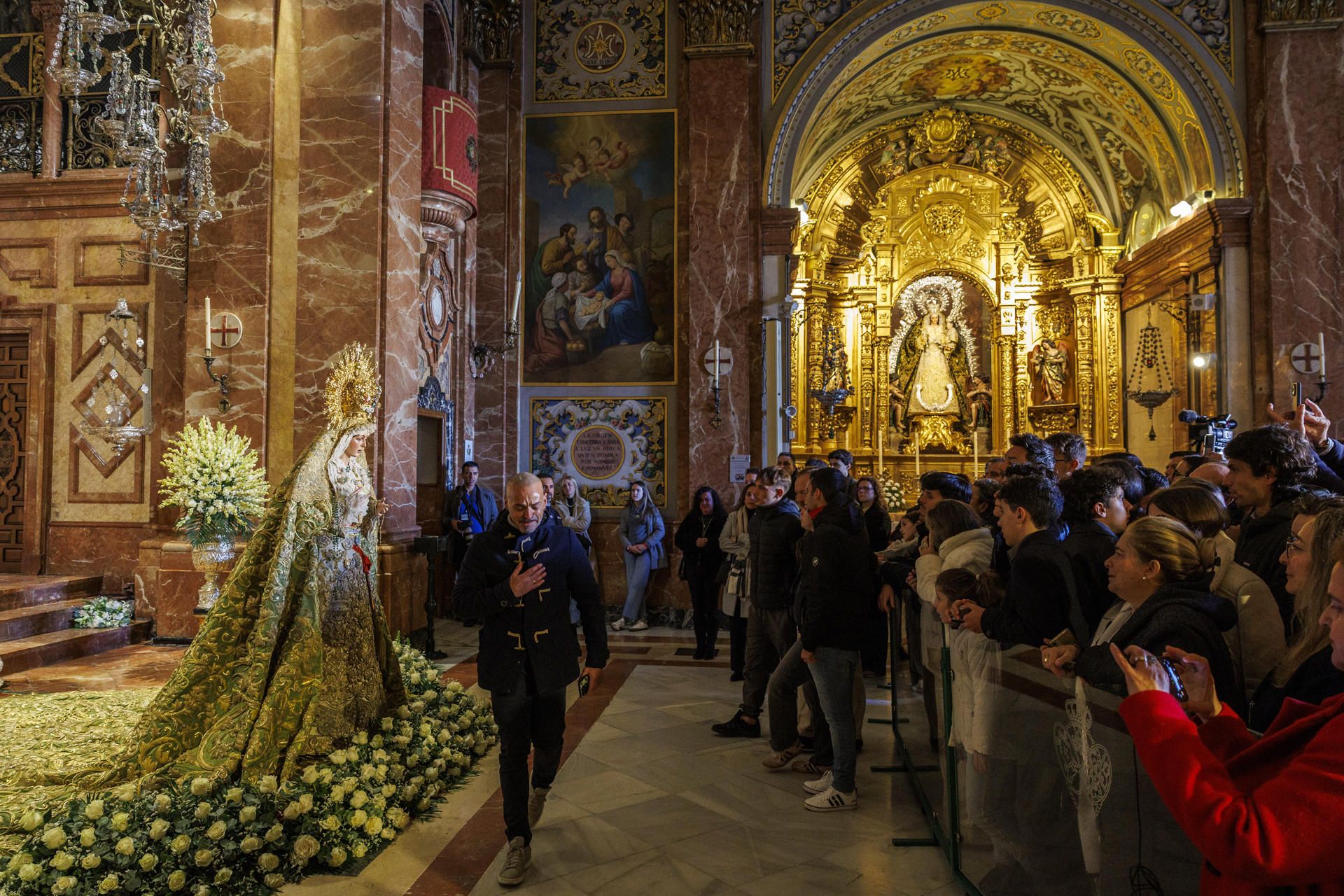 Imagen de la Esperanza Macarena de Sevilla, que ha vuelto hoy lunes al altar de su basílica.