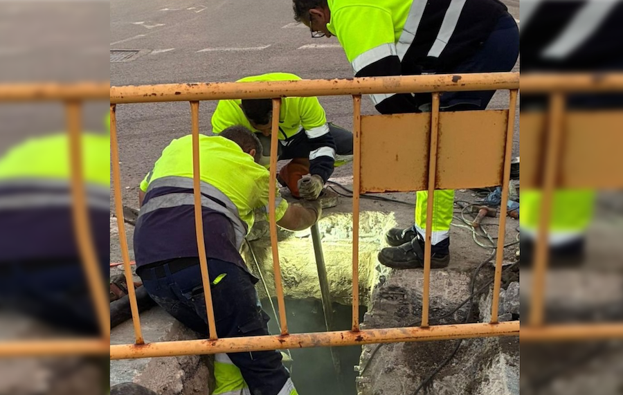 Operarios trabajando en la reparación de la avería en Puerto Real.
