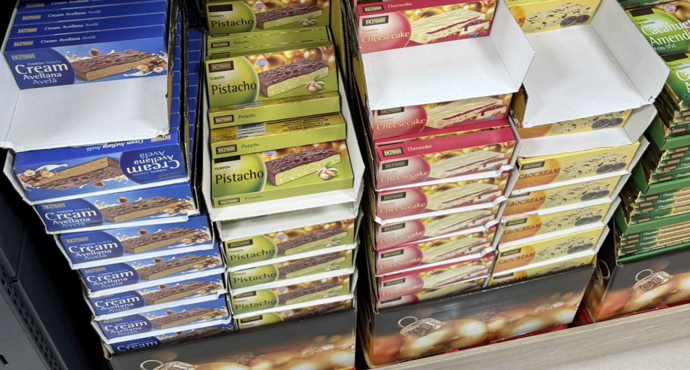 Una estantería de Mercadona con turrones de pistacho.