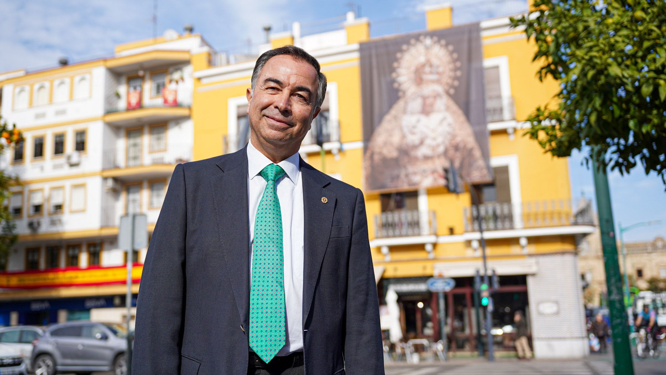 Fernando Fernández Cabezuelo, con la Virgen Macarena al fondo.