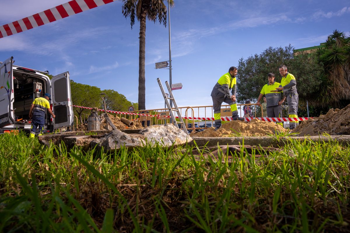 Trabajos de reparación de la avería en una tubería de agua en Puerto Real.