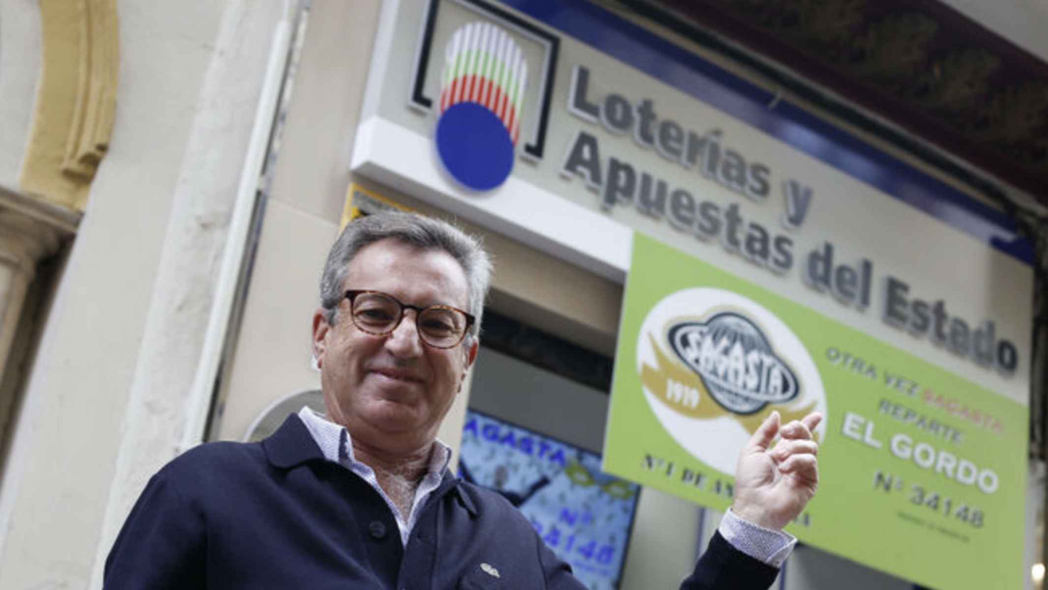 Imagen de archivo de un premio dado en Loterías Sagasta.