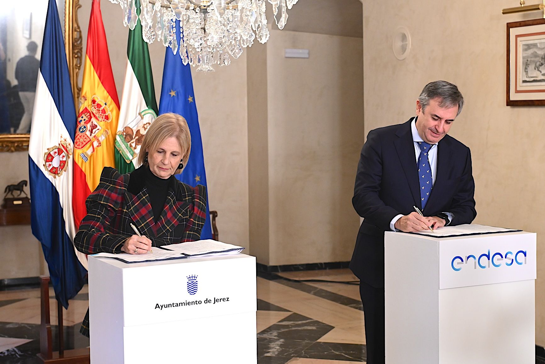 Un momento de la firma del acuerdo.