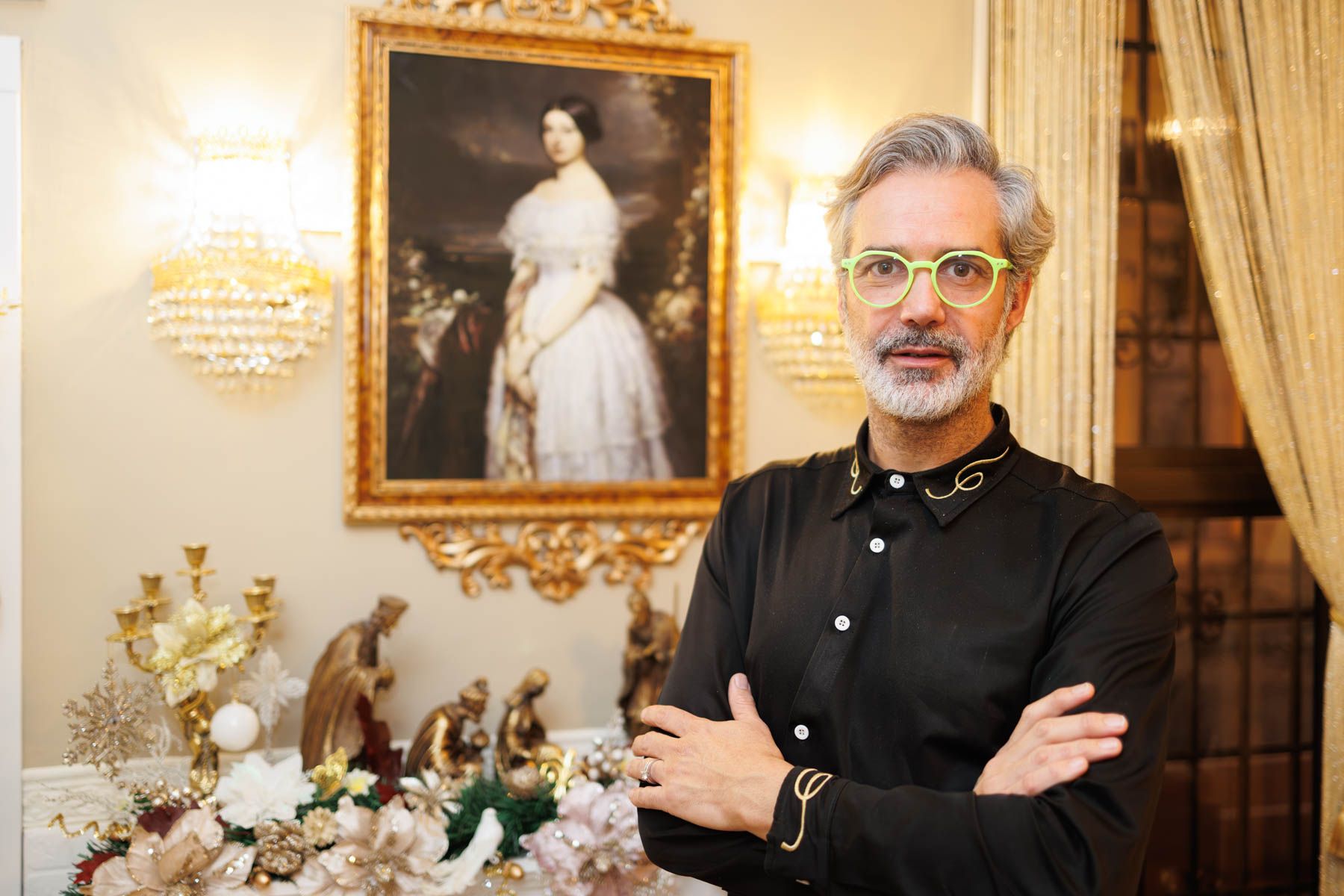 Manuel Amores, posando en el interior del establecimiento.