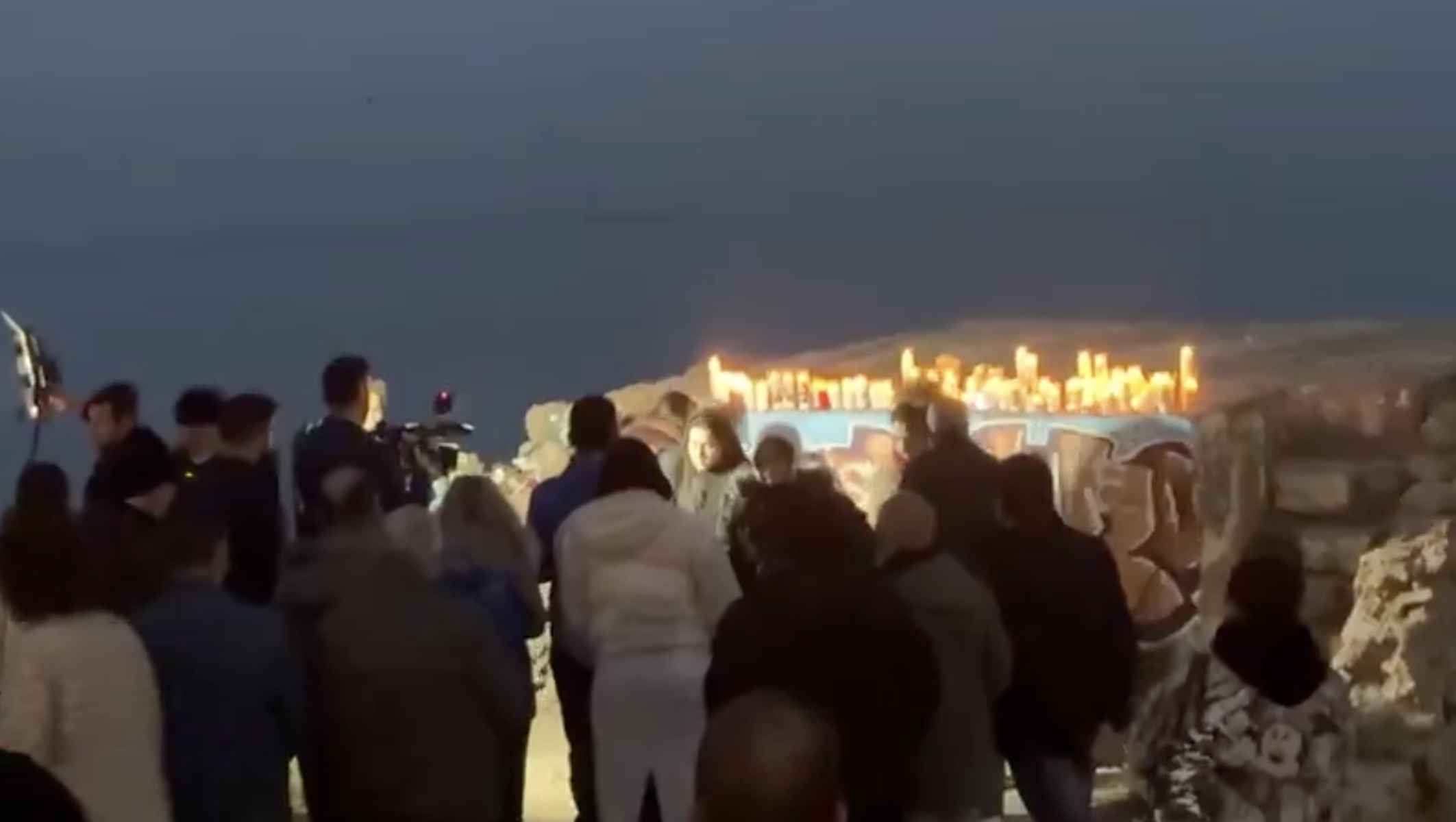 Homenaje en el búnker en el que fue encontrado el pequeño Luca.