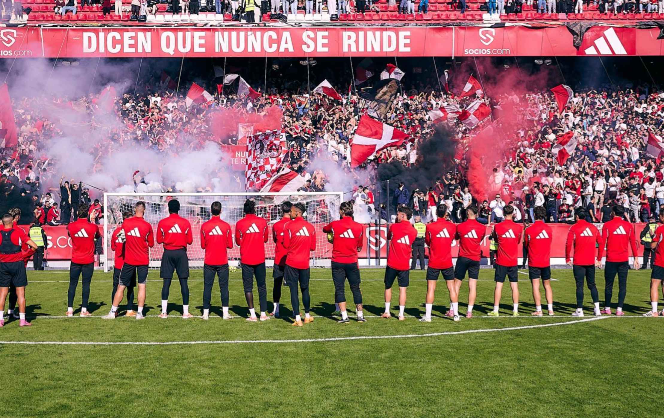 Jugadores del Sevilla FC, alentados por la grada de Nervión.  FOTO: SEVILLA FC