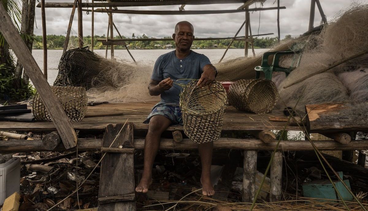 Artesano tejiendo cesta en el litoral de Guapi (Cauca, Colombia)