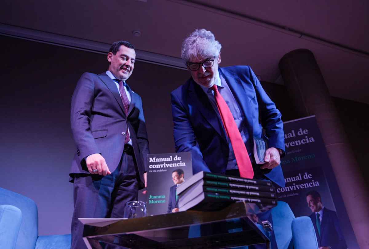 Juanma Moreno, junto a José Guerrero 'Yuyu', antes de empezar la presentación del libro.