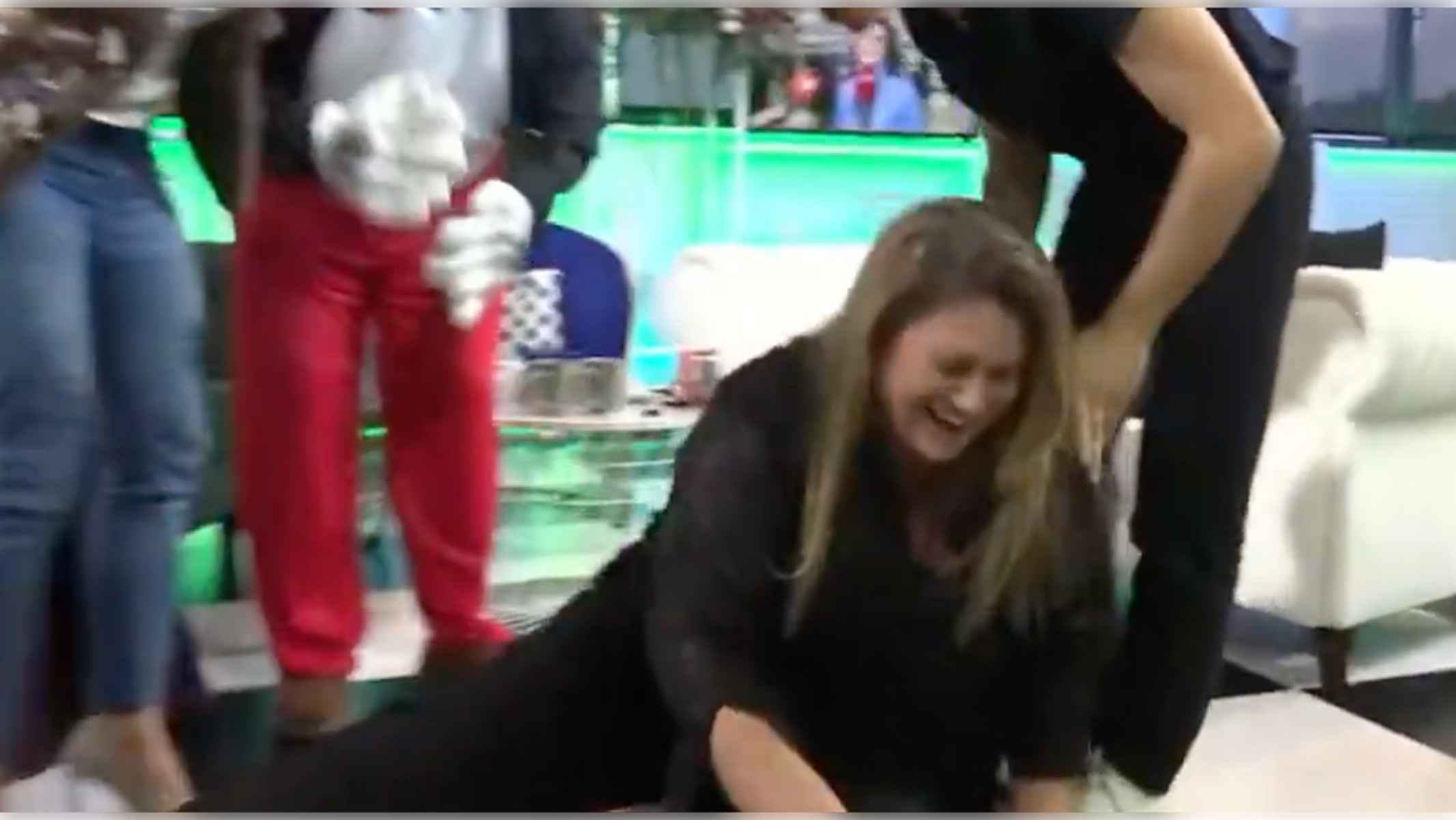 Carlota Corredera, en el suelo, tras caerse en directo.