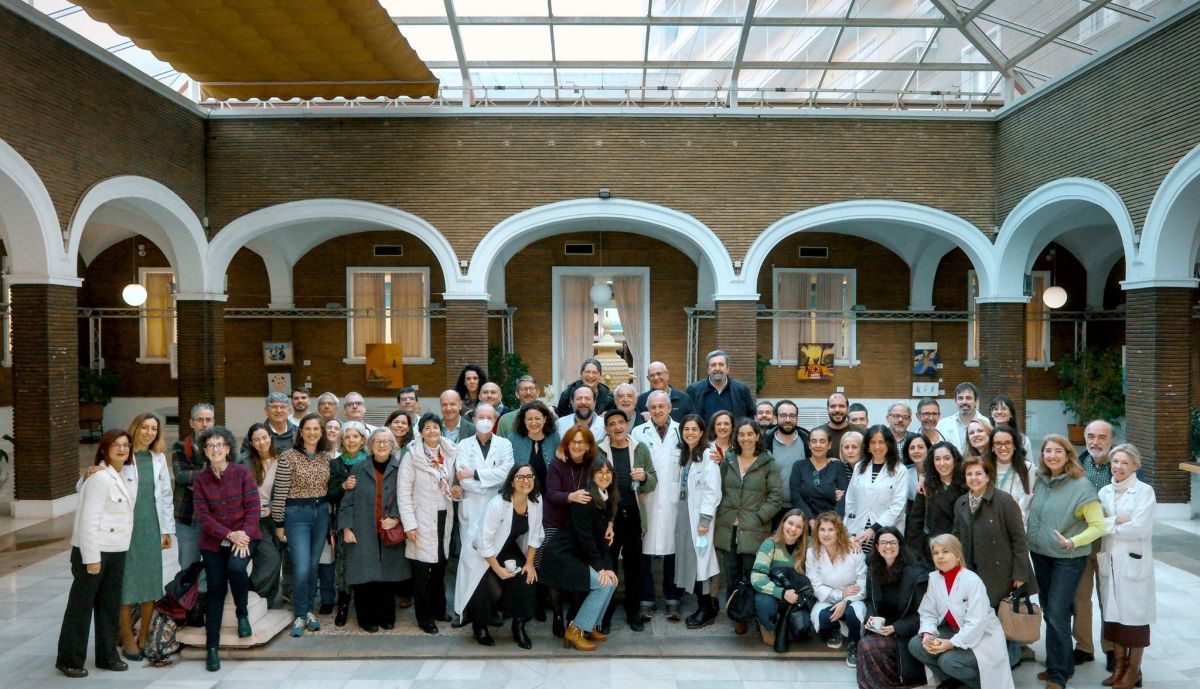 Manuel Ollero rodeado de compañeros en el Hospital Virgen del Rocío de Sevilla.