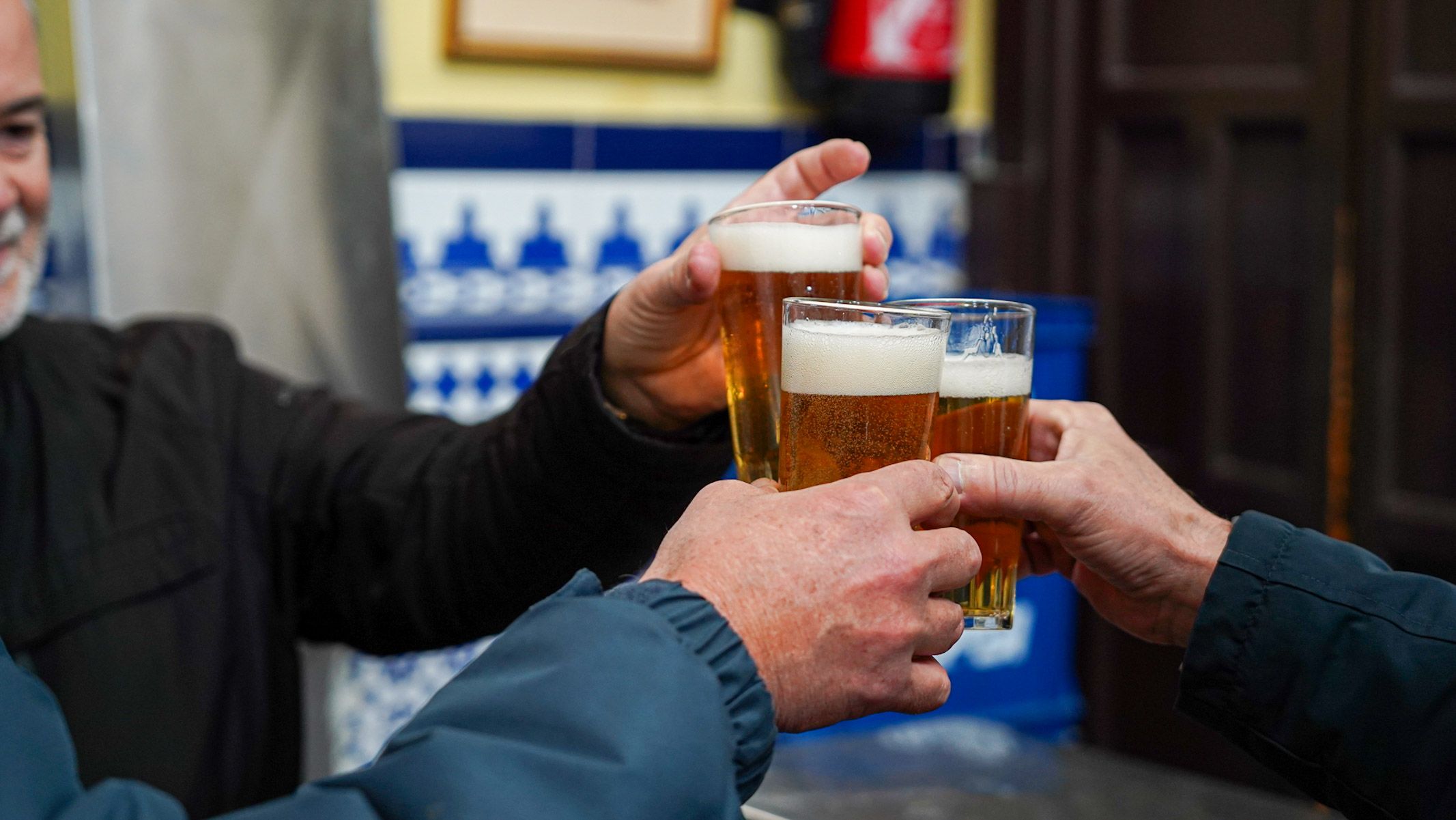 Brindemos por un 2026 sin entrenadores de la felicidad.