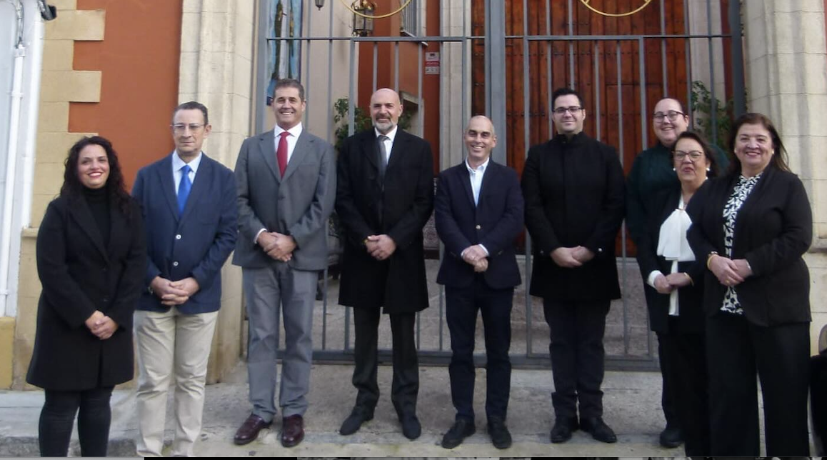 El candidato y su equipo de gobierno posando ante la capilla de la hermandad. 