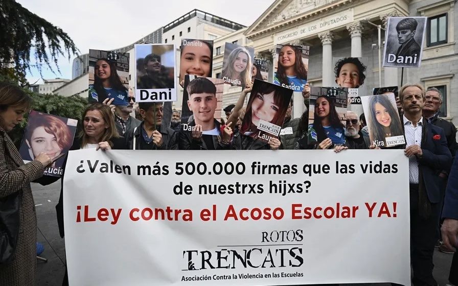 Familiares de víctimas del acoso escolar, frente al Congreso. copia
