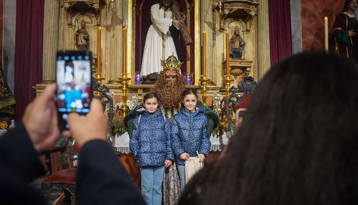 Gaspar se hace fotos con los niños y niñas en el convento de San Francisco.