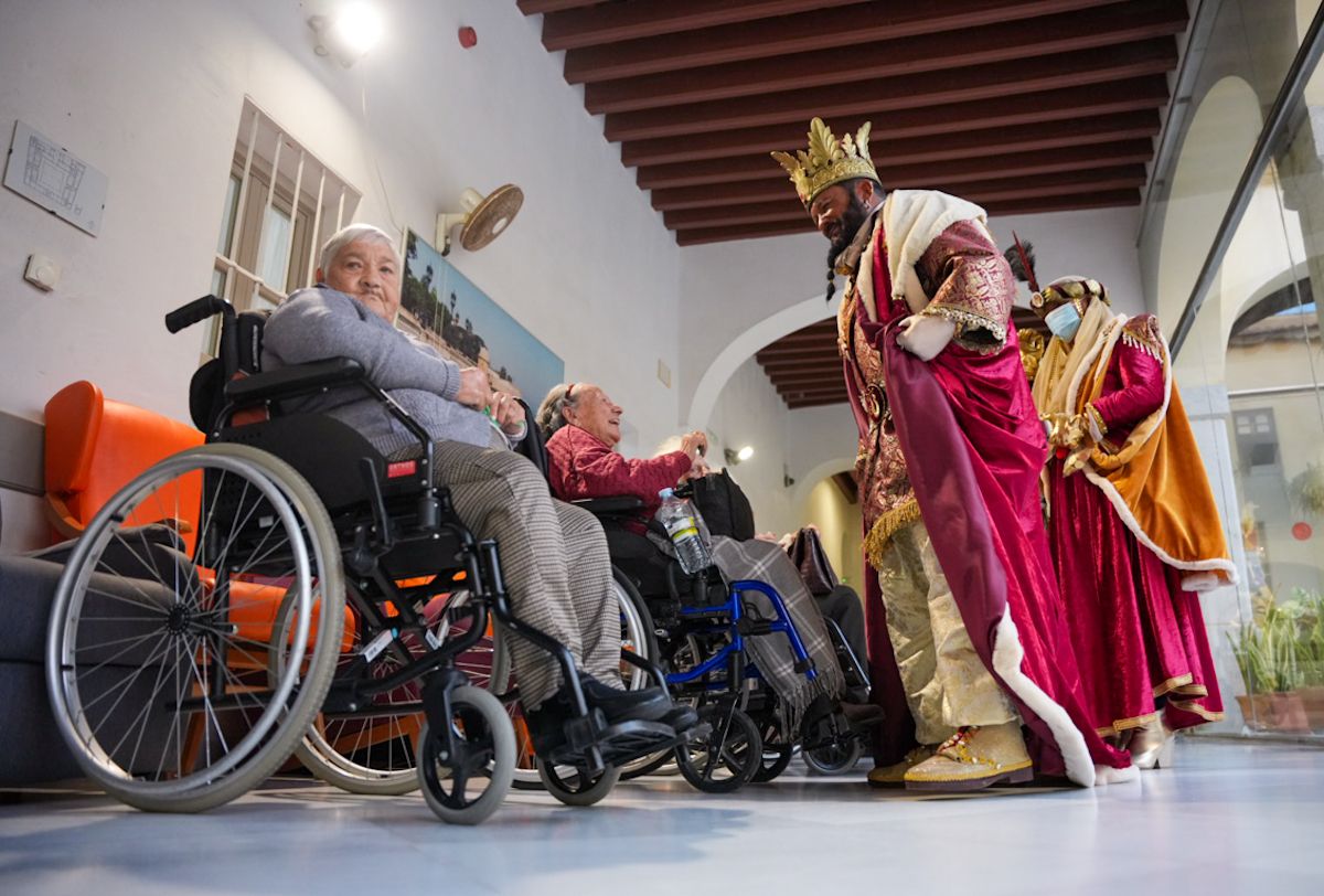 Los Reyes Magos saludan a las personas mayores.