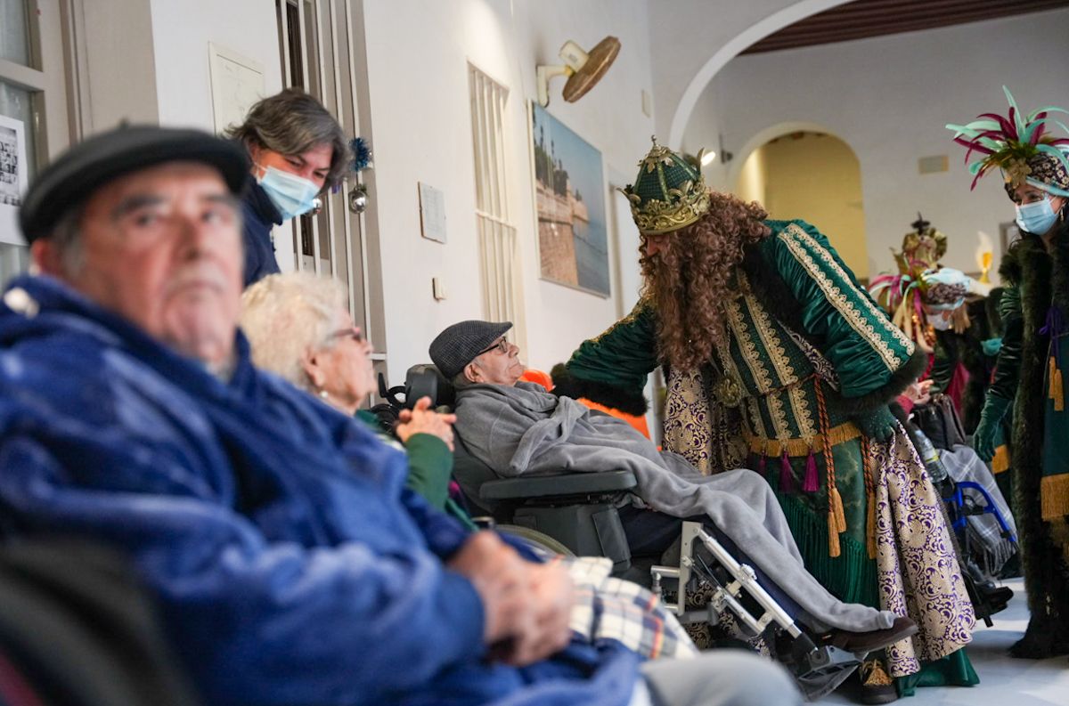 Los Reyes saludan a los mayores en Cádiz.