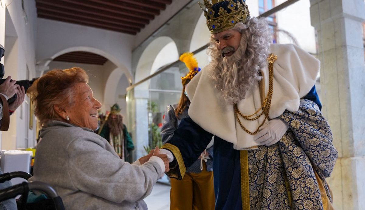 Melchor saluda a una mujer en la residencia de la Fundación Fragela.