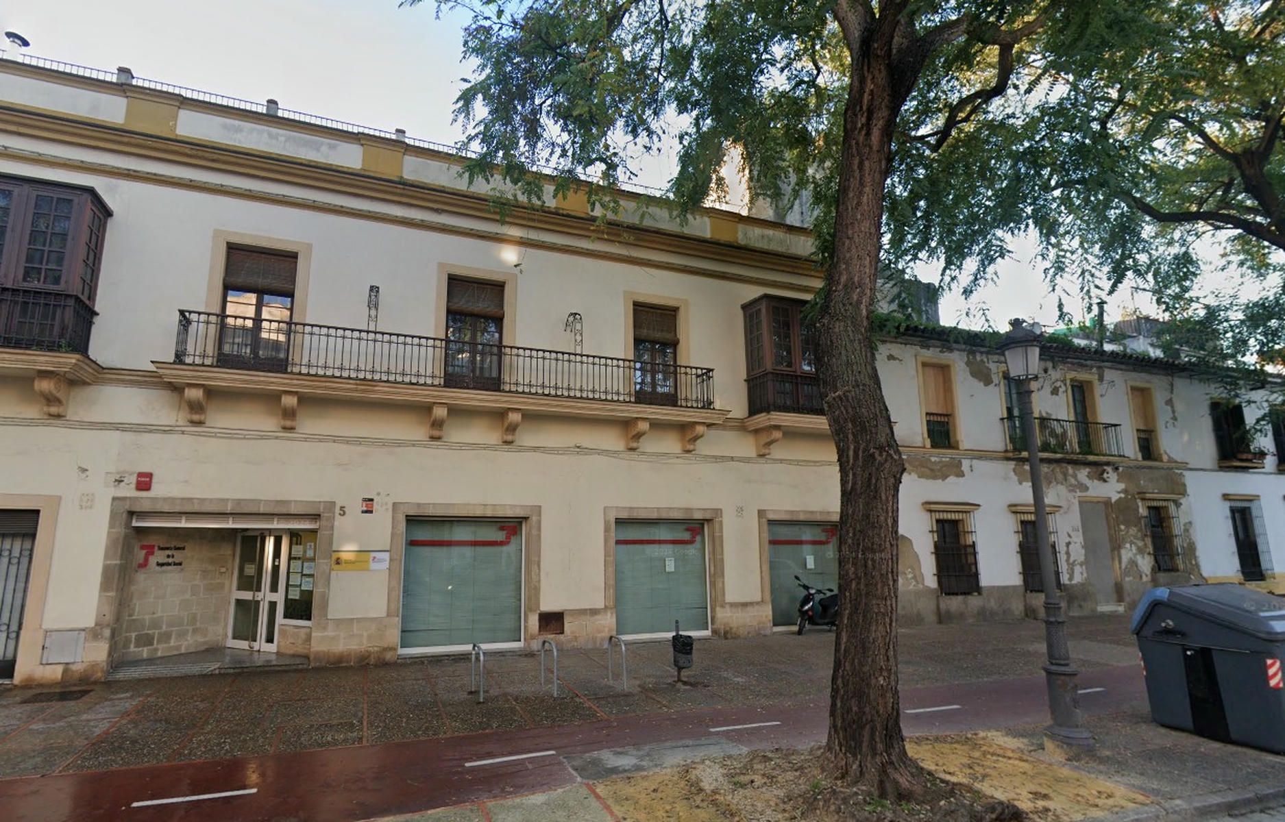 El antiguo edificio de Seguridad Social de calle Ancha.