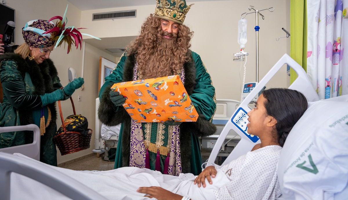 Gaspar entrega un regalo a la pequeña ingresada.