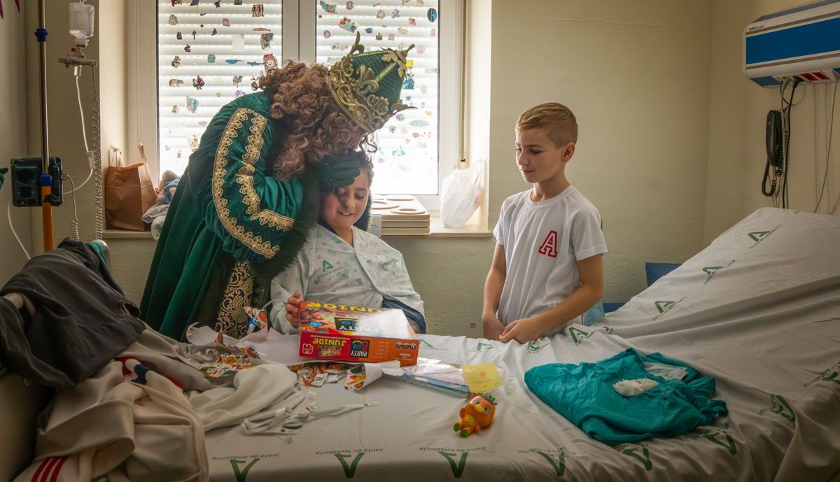 Los Reyes entregan regalos a los niños y niñas.